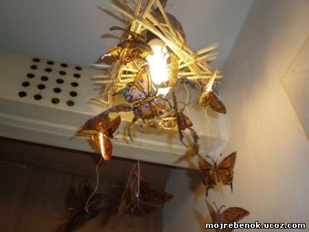 светильник из бабочек из мусора